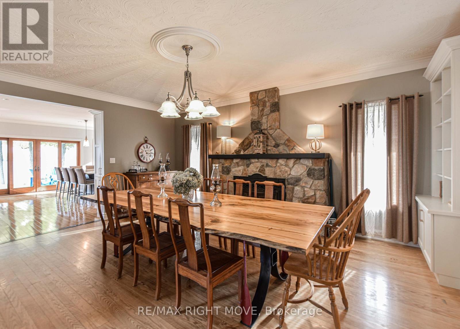 449 VICTORIA CRES