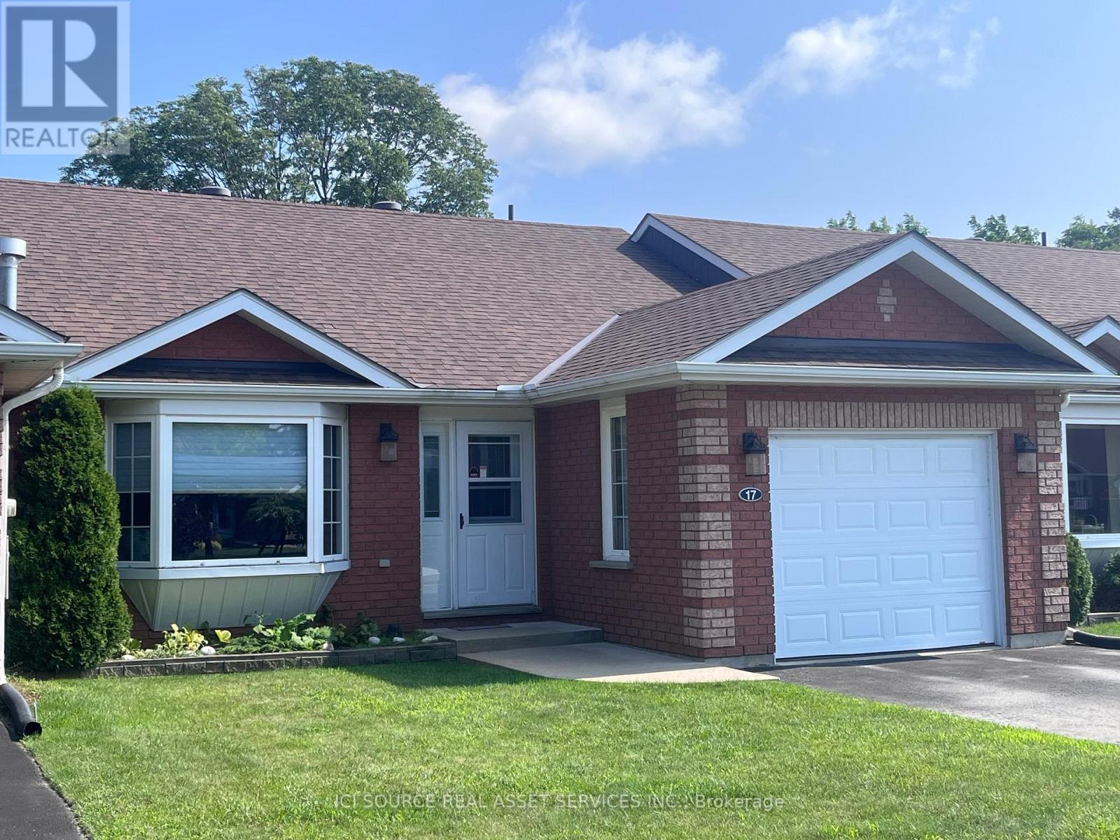 #17 -90 BURKE ST, #17