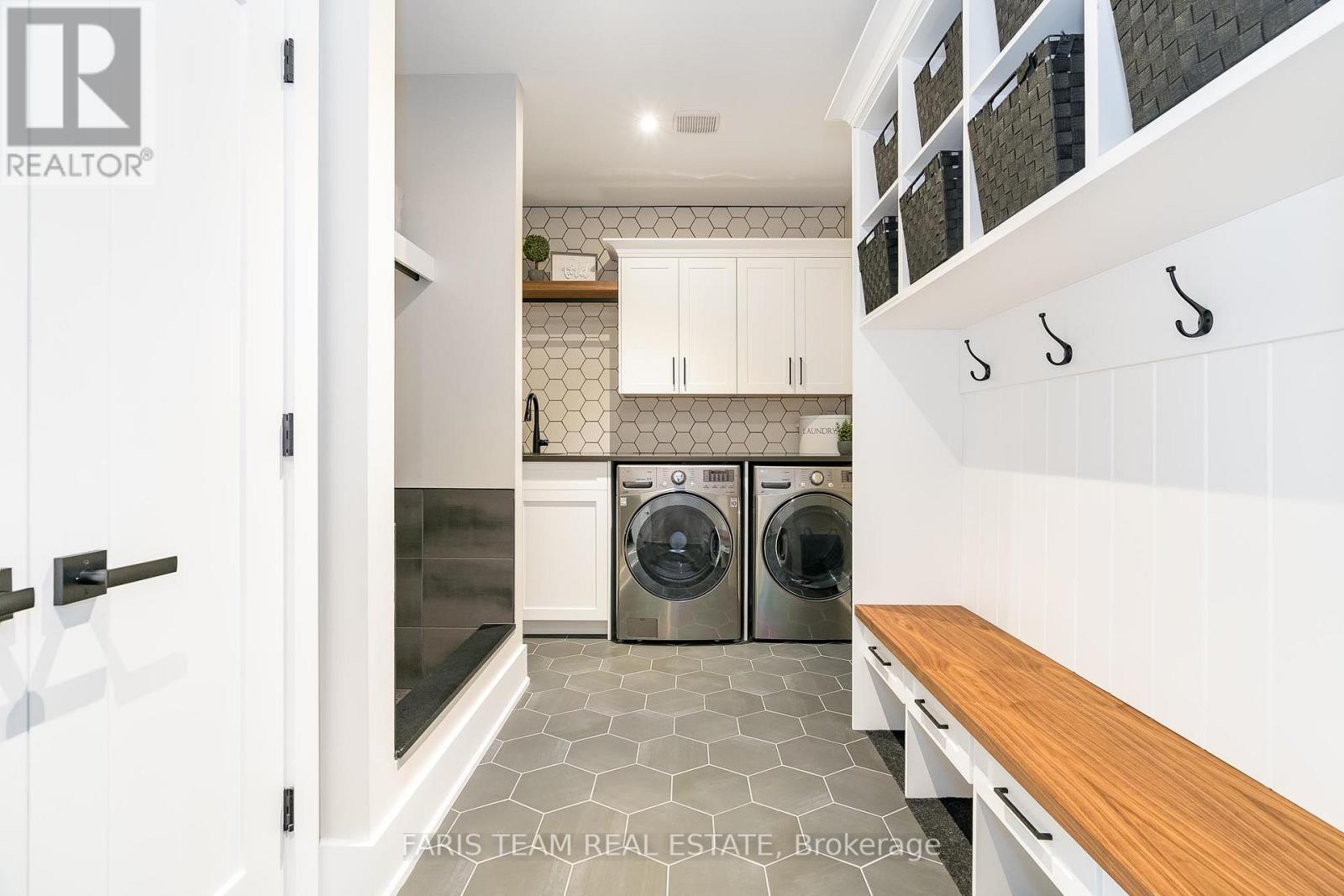 22 LLOYD COOK DR W