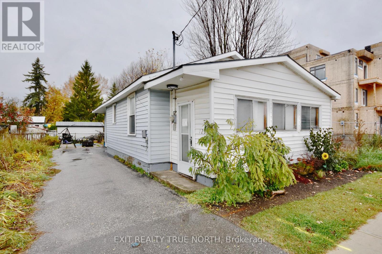 122 ELGIN ST