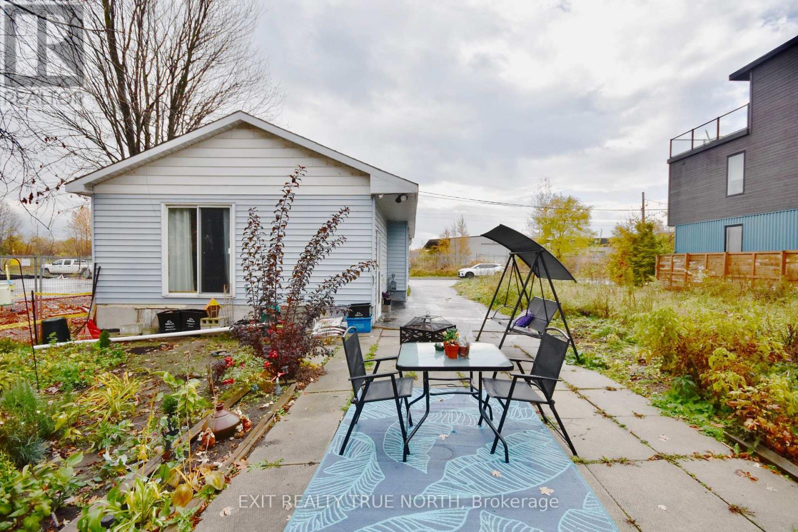 122 ELGIN ST