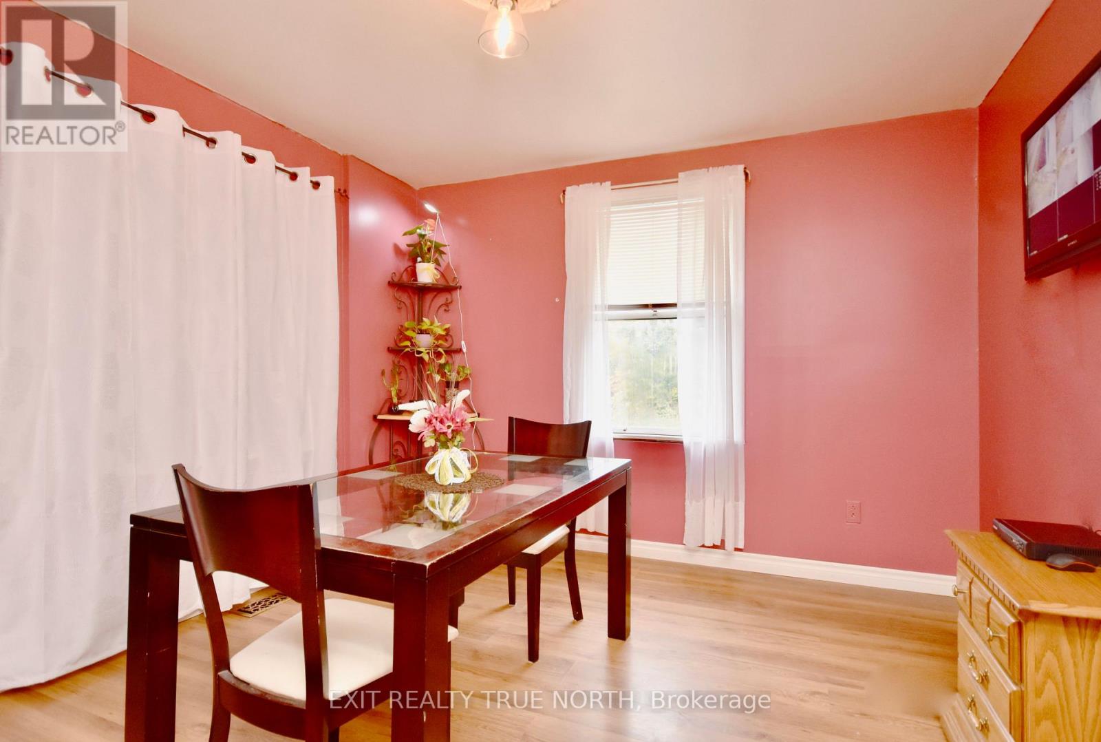 122 ELGIN ST