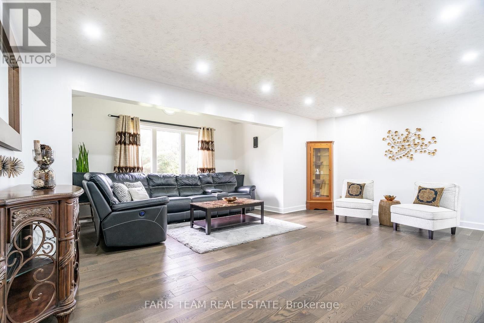 66 HAWTHORN PL
