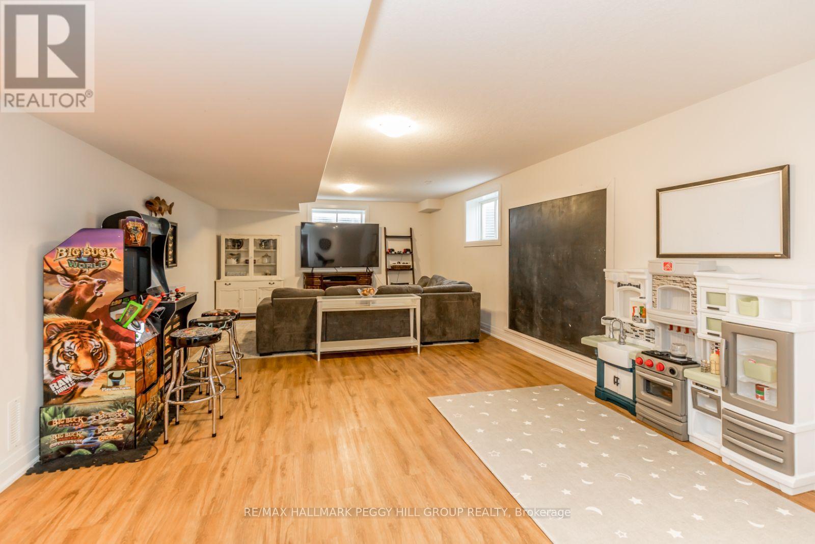 4 CHESLOCK CRES