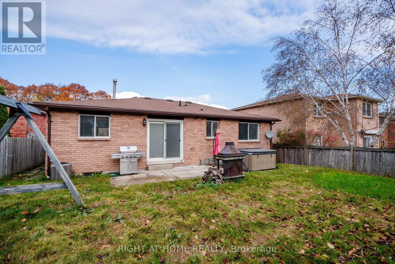 1052 DINA CRES