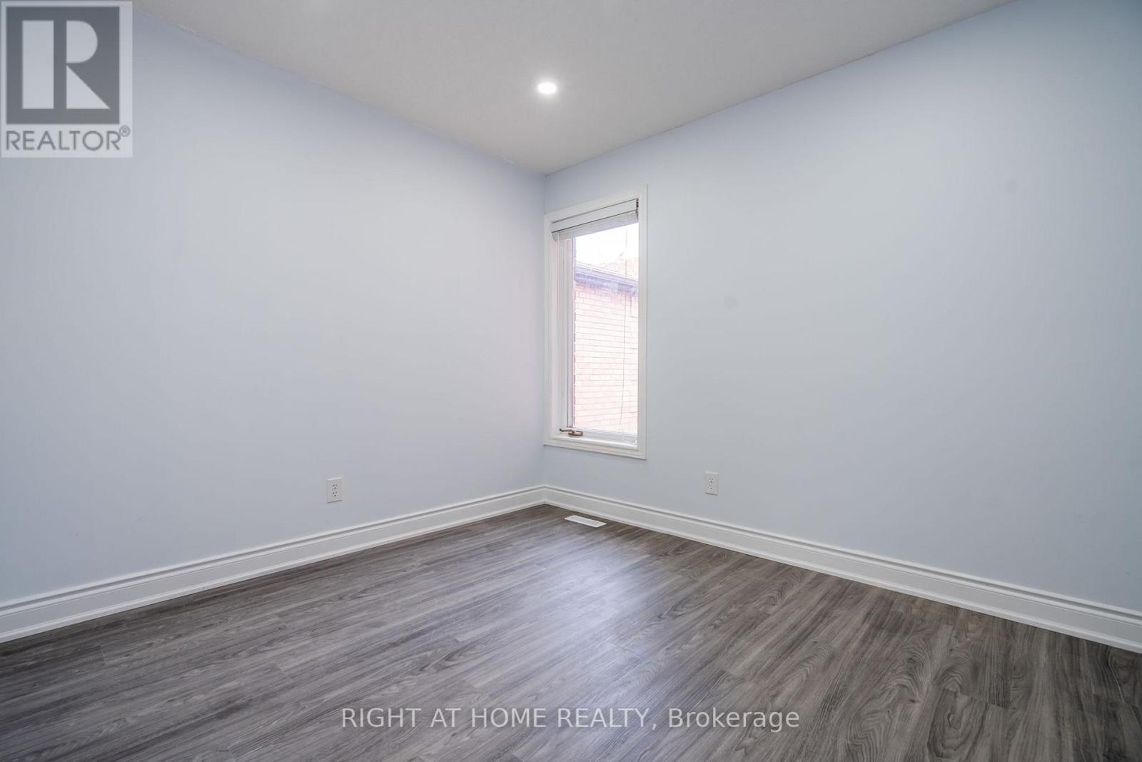 1052 DINA CRES