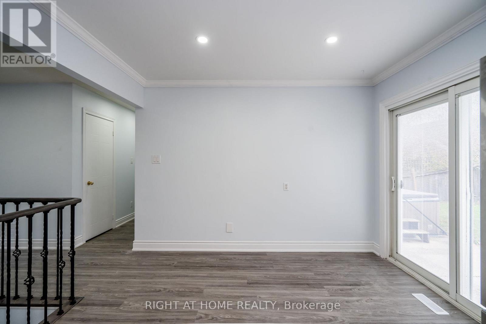 1052 DINA CRES
