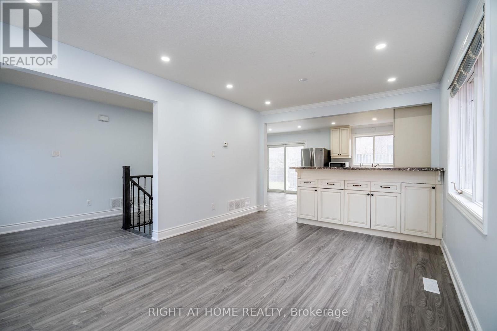 1052 DINA CRES