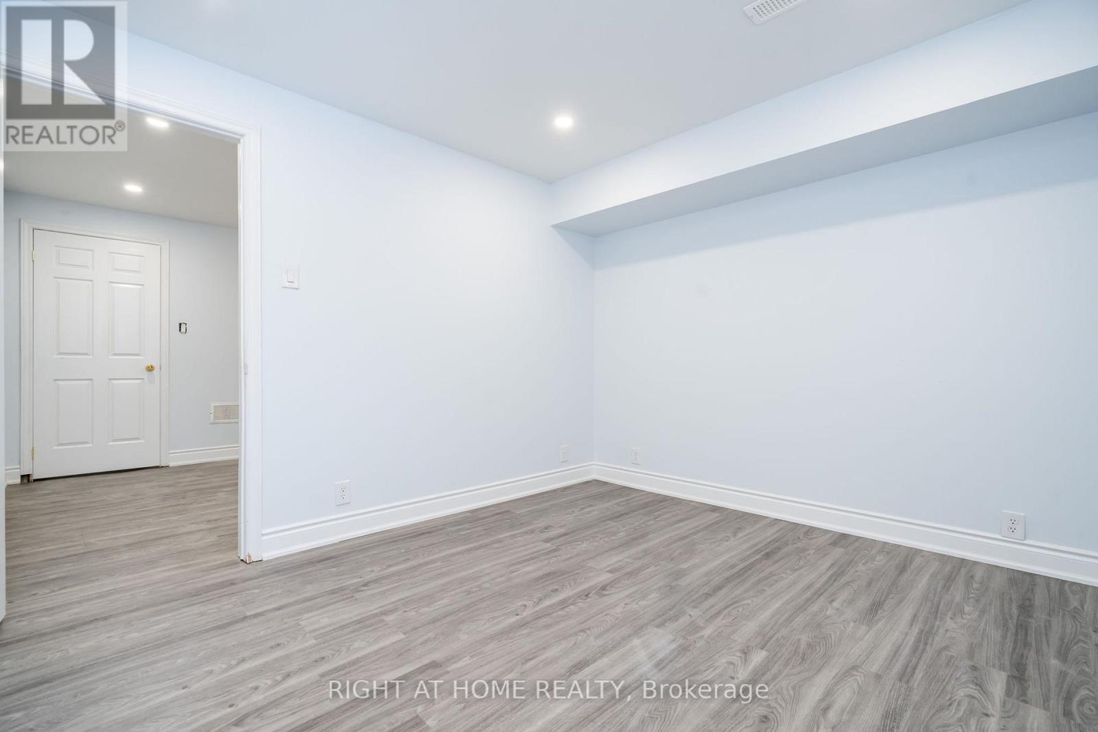 1052 DINA CRES