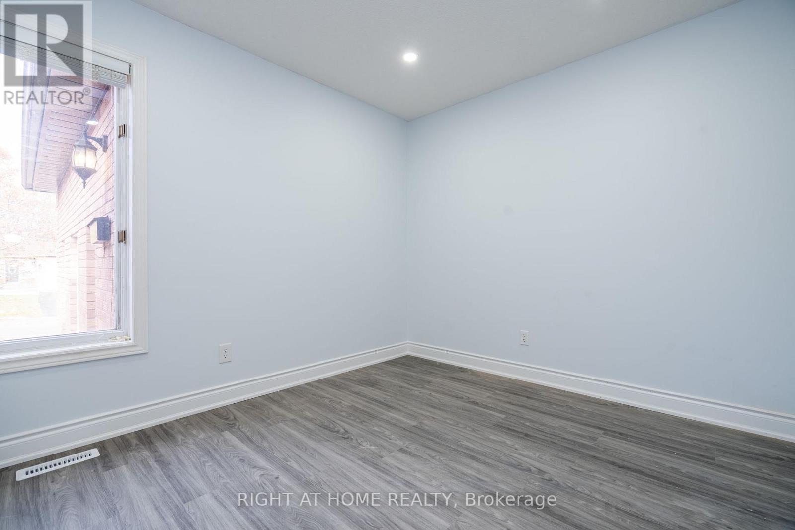 1052 DINA CRES