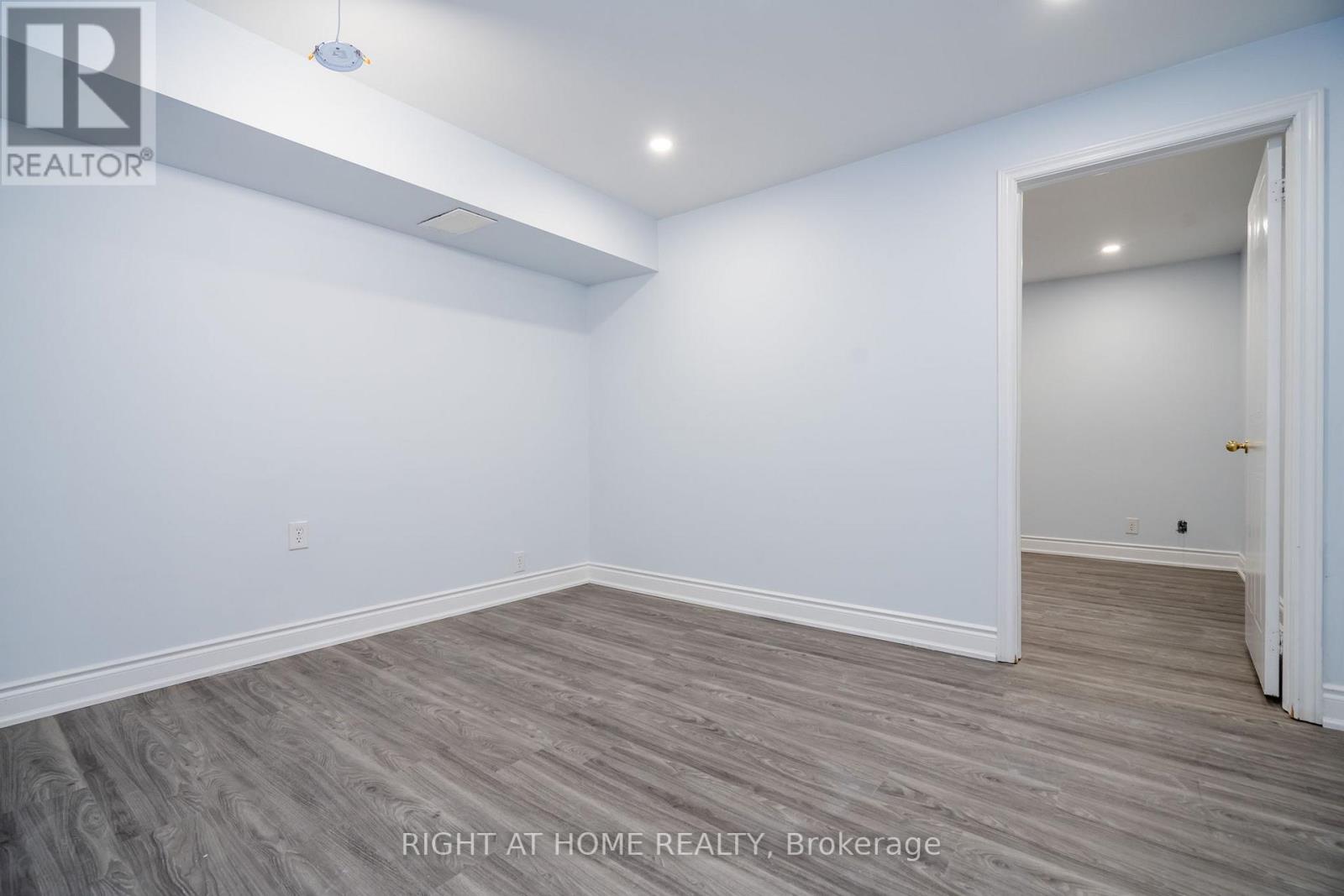 1052 DINA CRES