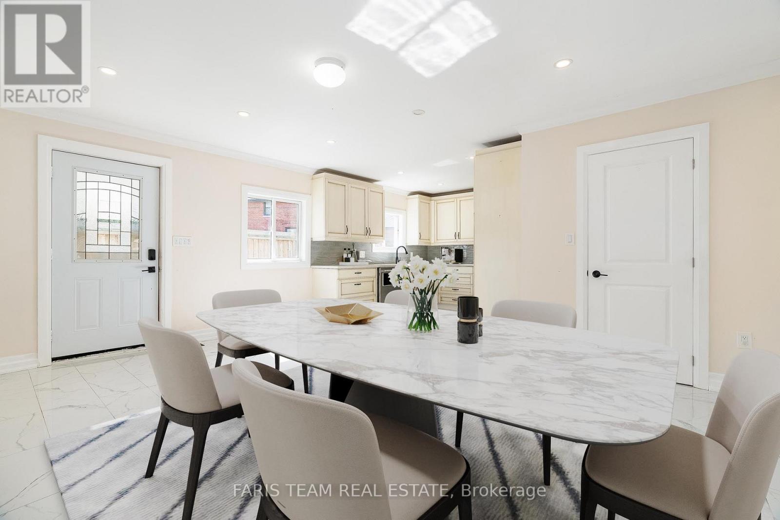237 SIMCOE ST