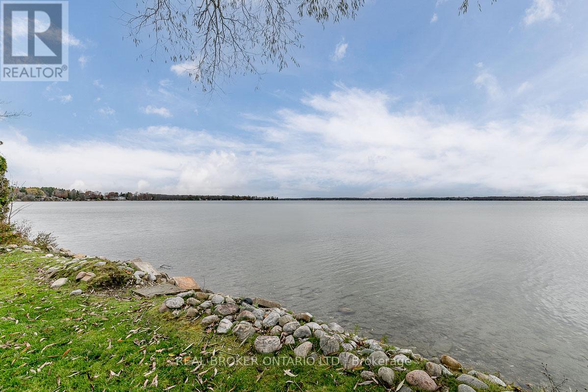 2817 LAKESIDE DR