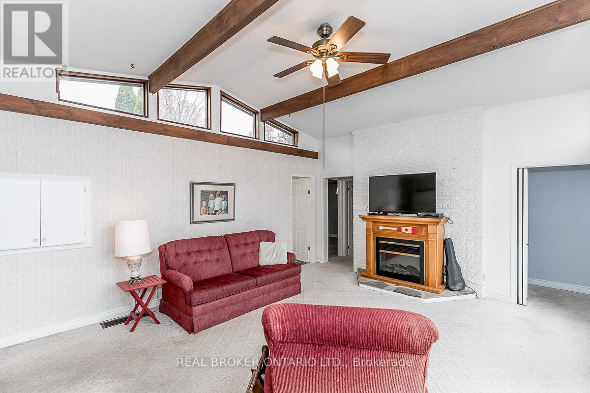 2817 LAKESIDE DR