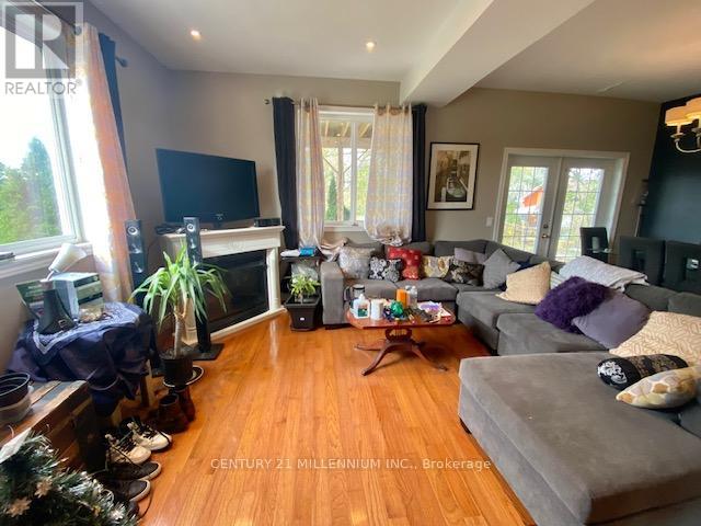 29 FINDLAY DR