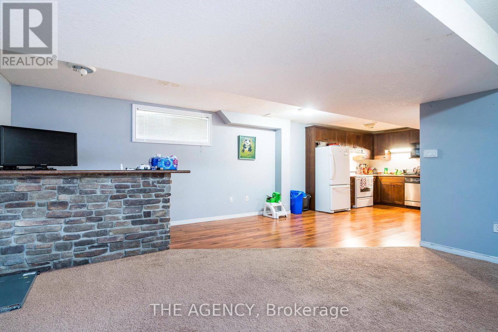 10 LYNDEN ST