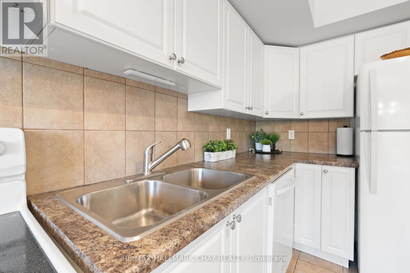 #52 -119 D'AMBROSIO DR, #52