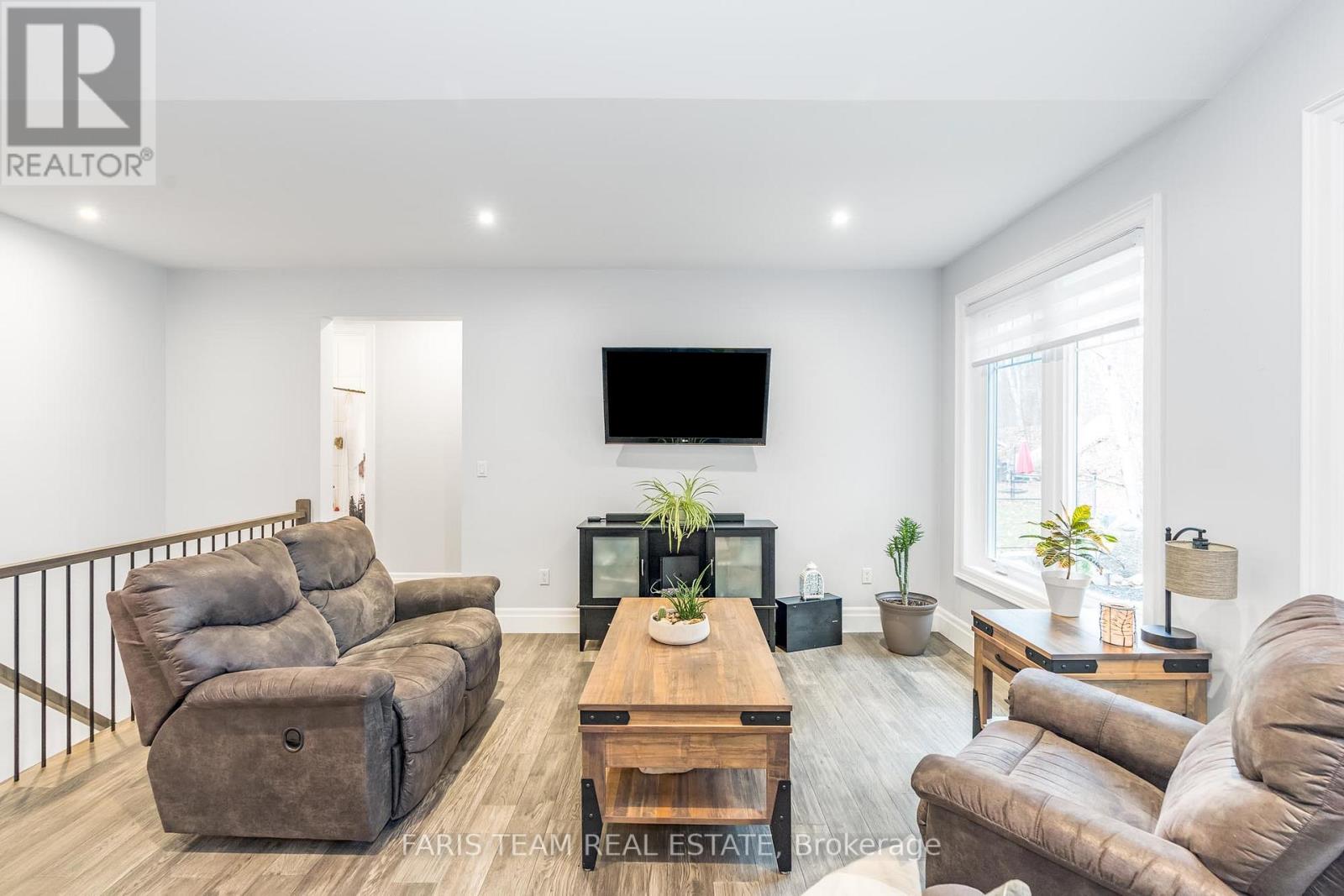 1532 CHAMPLAIN RD