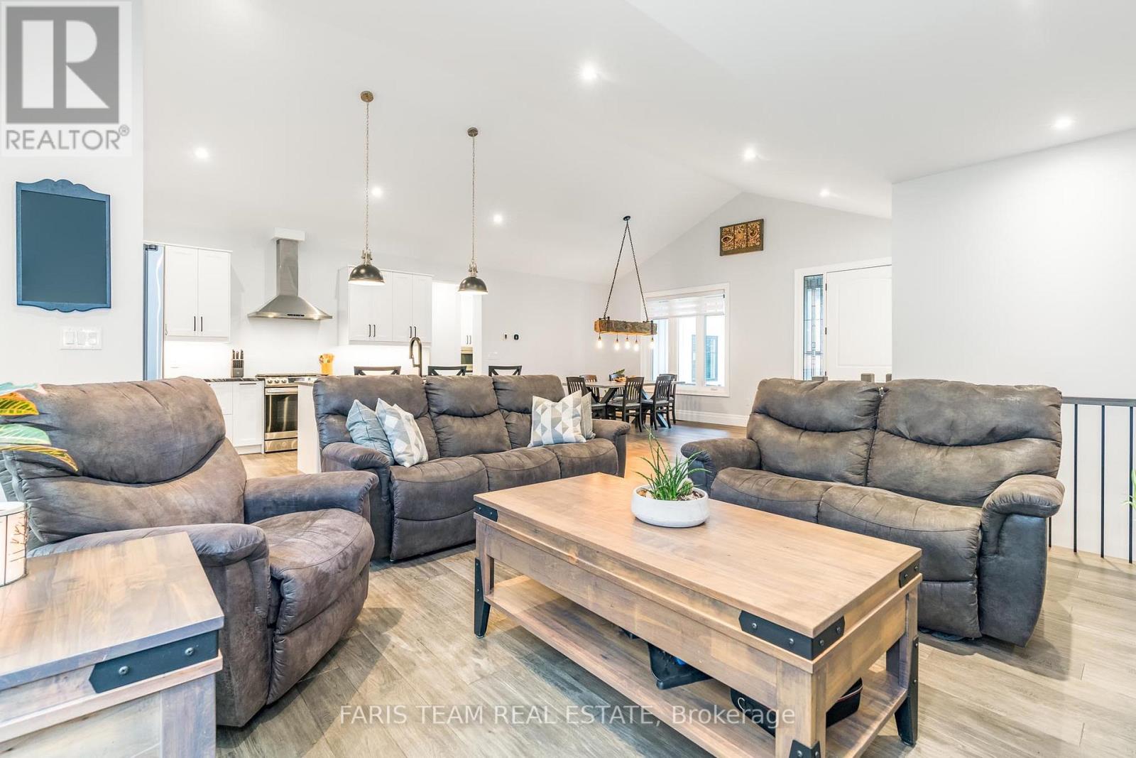 1532 CHAMPLAIN RD