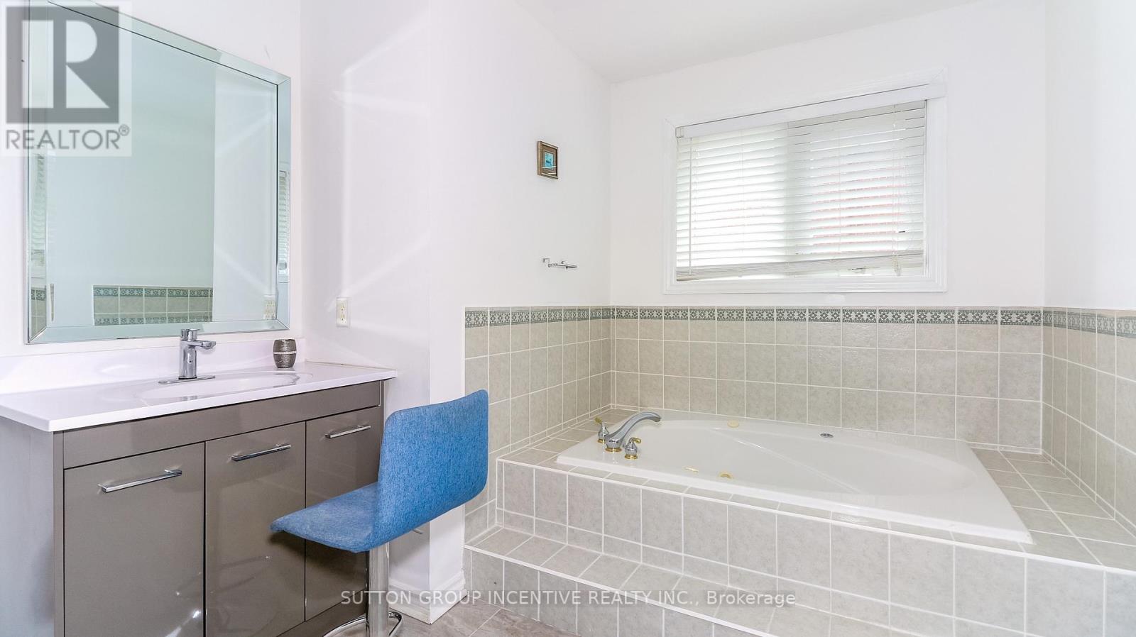 11 MCINTYRE DR