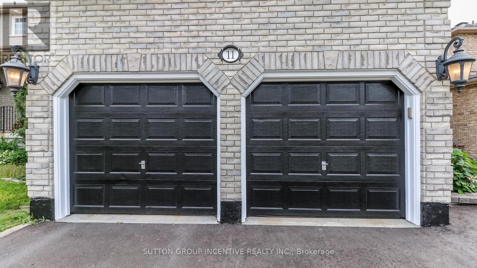 11 MCINTYRE DR