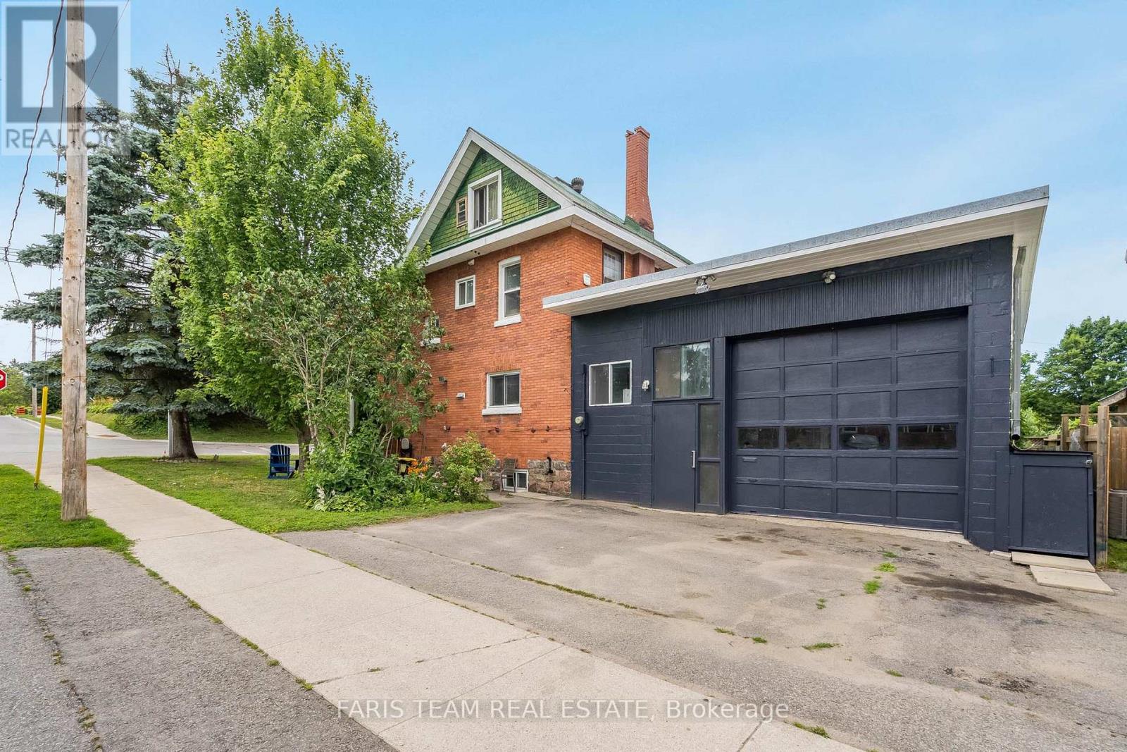 413 QUEEN ST