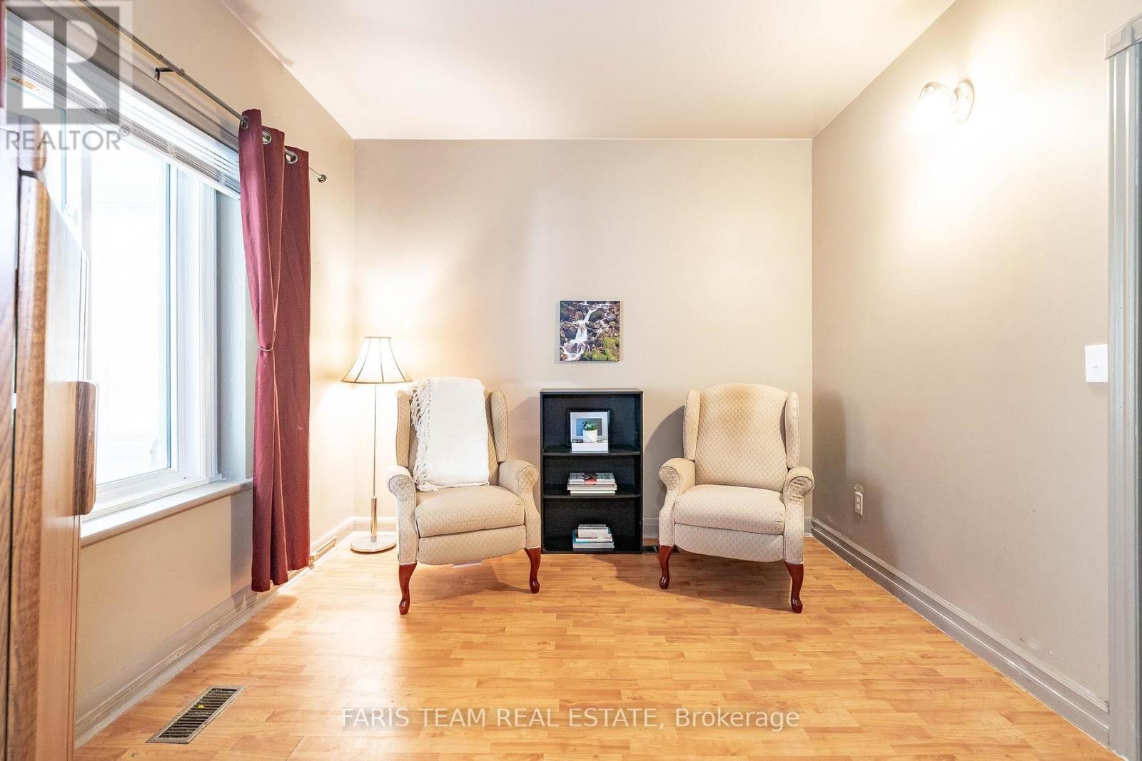 413 QUEEN ST
