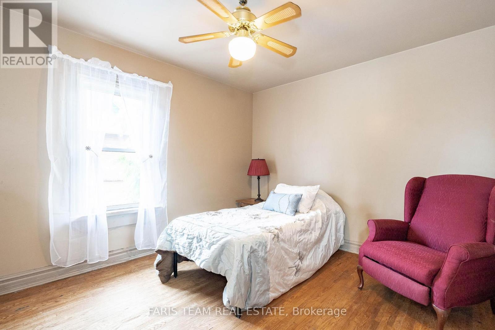 413 QUEEN ST