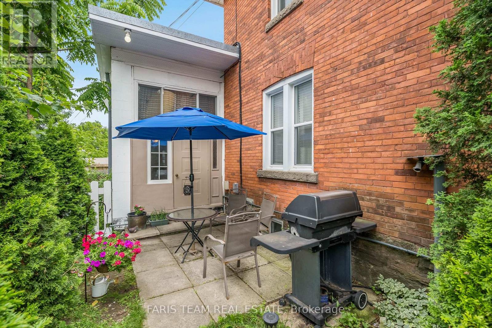413 QUEEN ST
