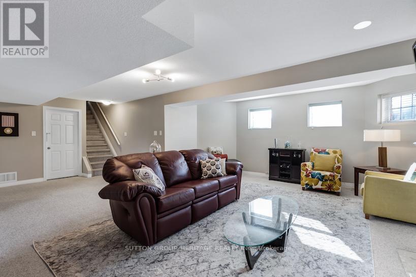 27 BROOKFIELD CRES