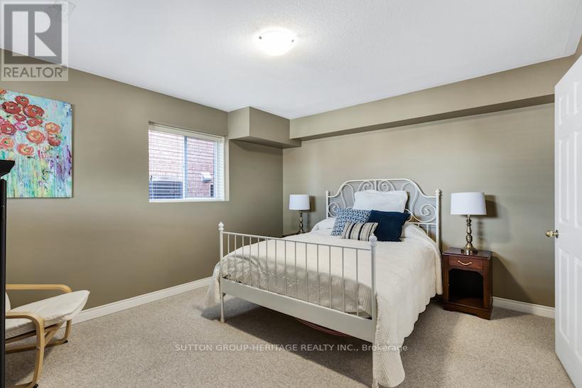 27 BROOKFIELD CRES