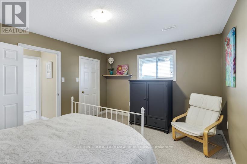 27 BROOKFIELD CRES