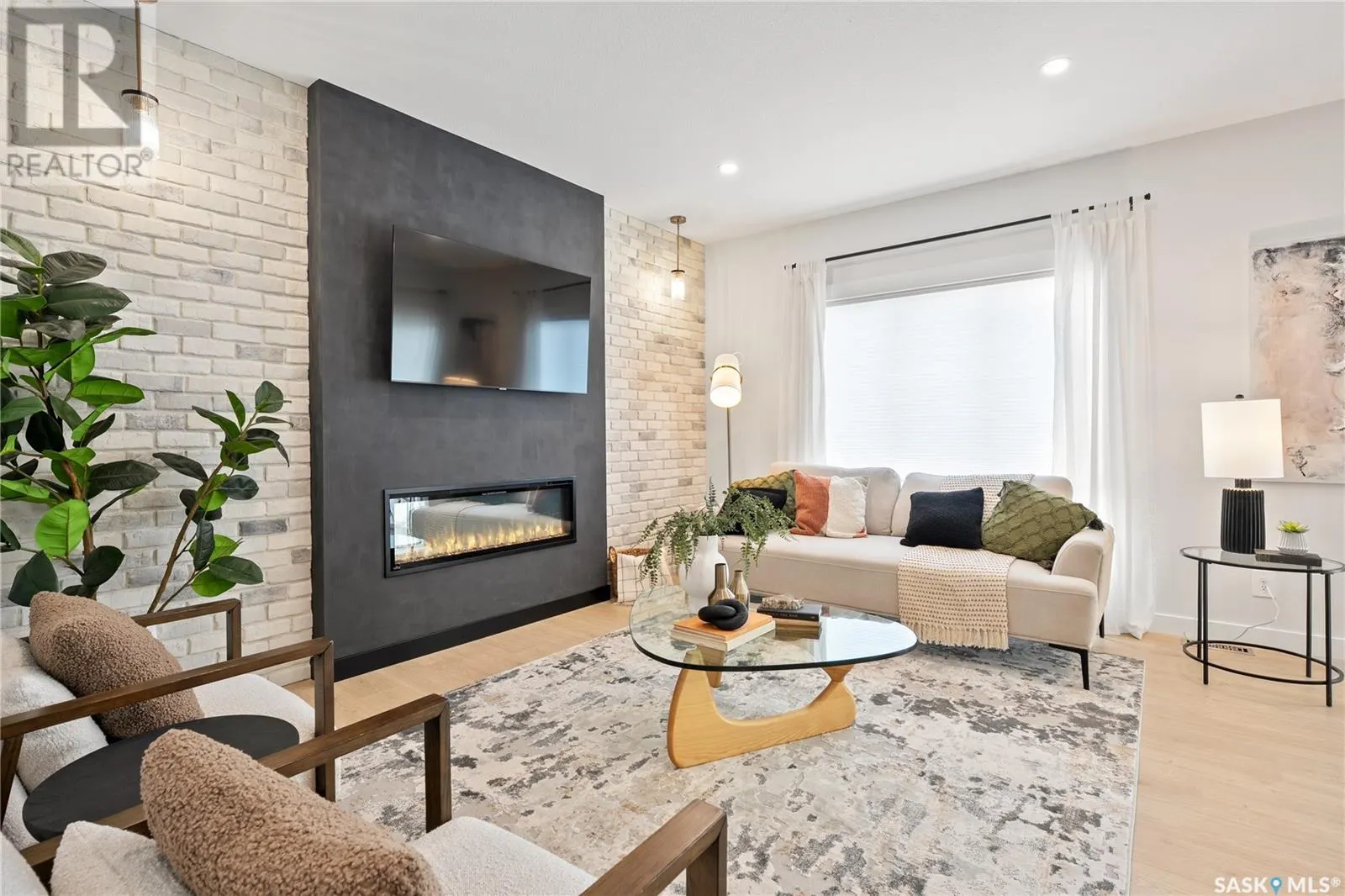 407 Doran CRESCENT