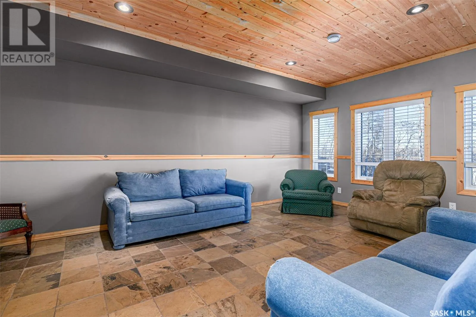 6 Joanette DRIVE
