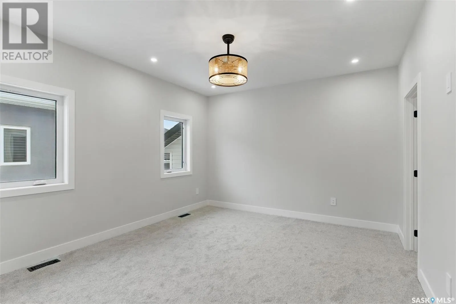 602 Weir CRESCENT