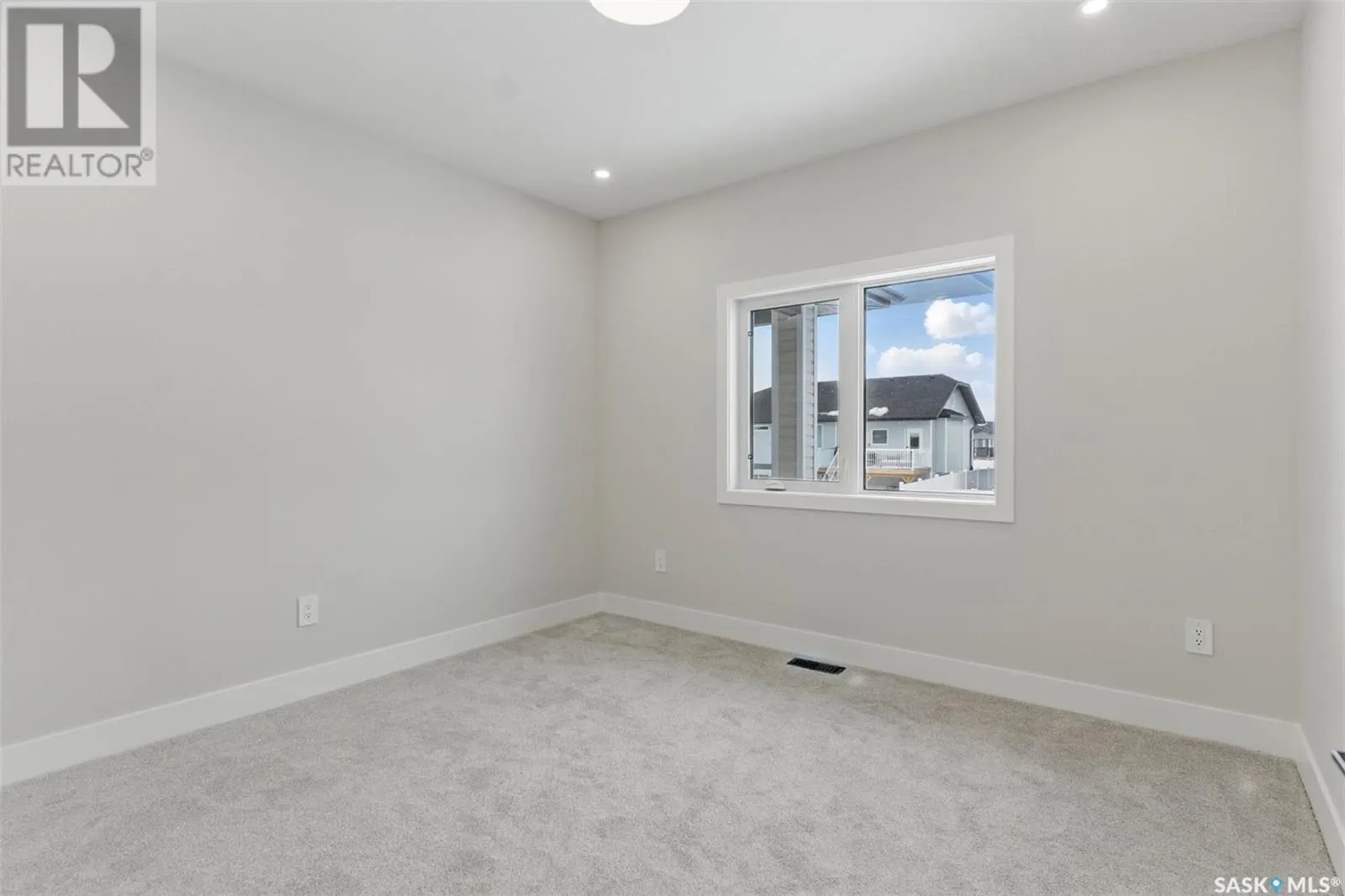 602 Weir CRESCENT
