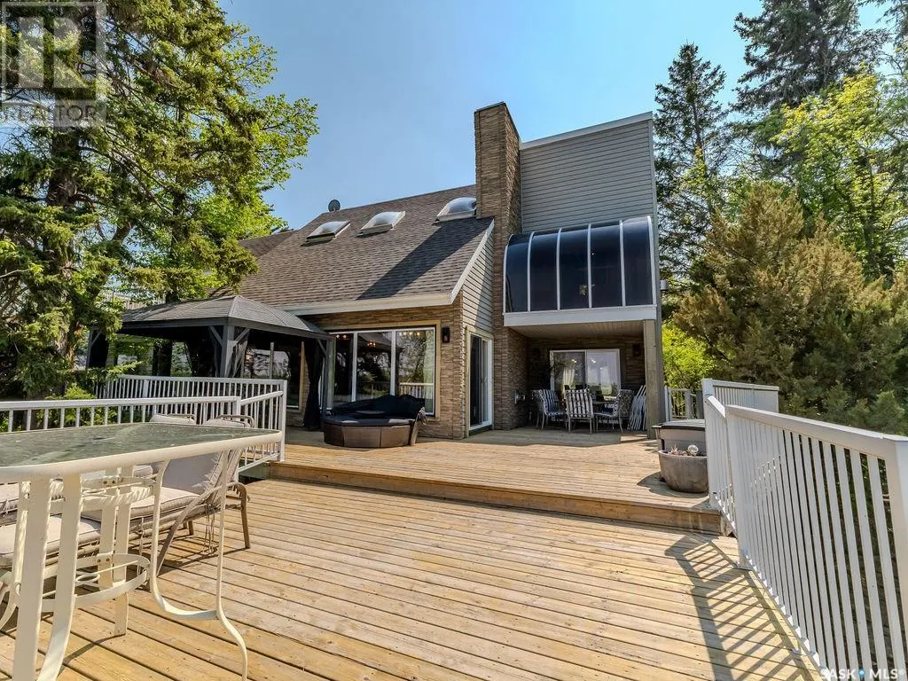 93 Crescent AVENUE