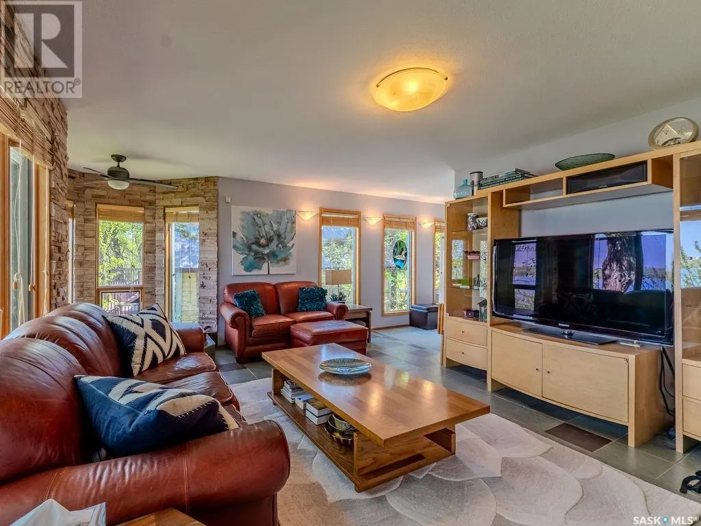 93 Crescent AVENUE