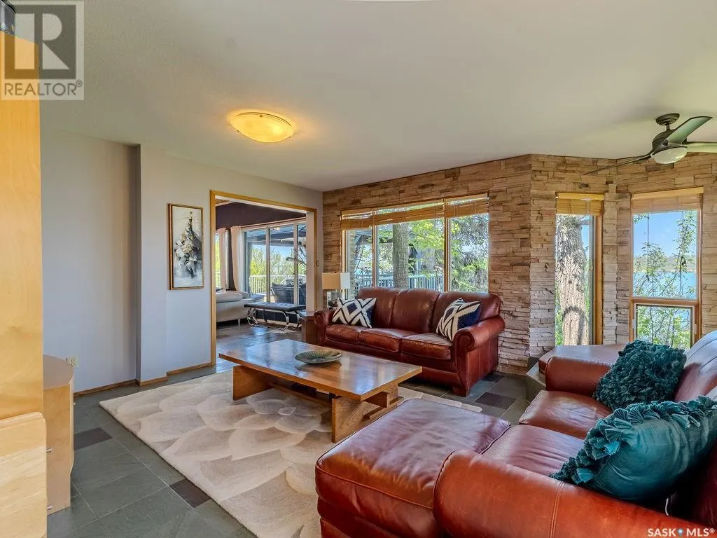 93 Crescent AVENUE