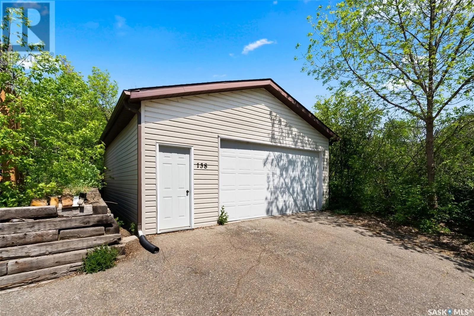 142 Lakeshore DRIVE