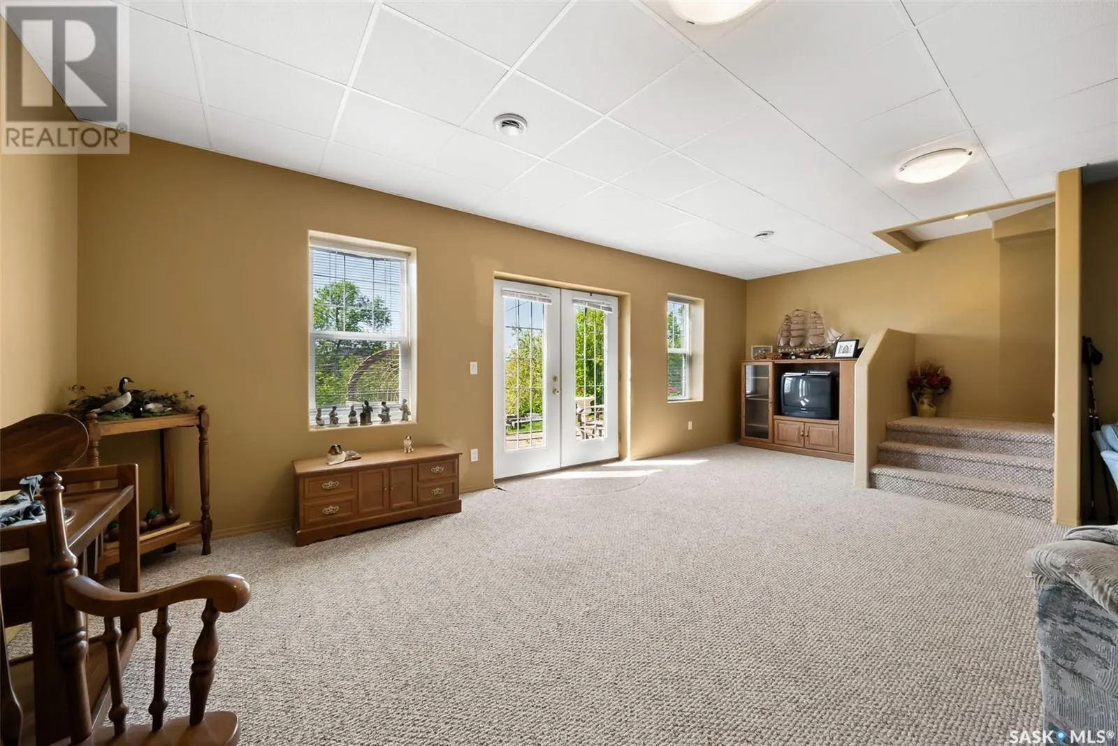 142 Lakeshore DRIVE