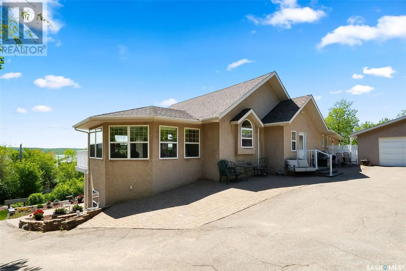 142 Lakeshore DRIVE