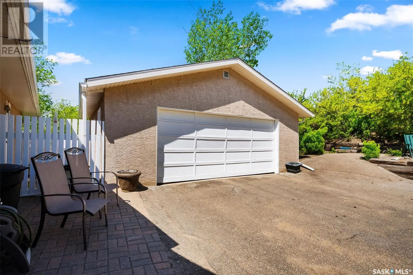 142 Lakeshore DRIVE