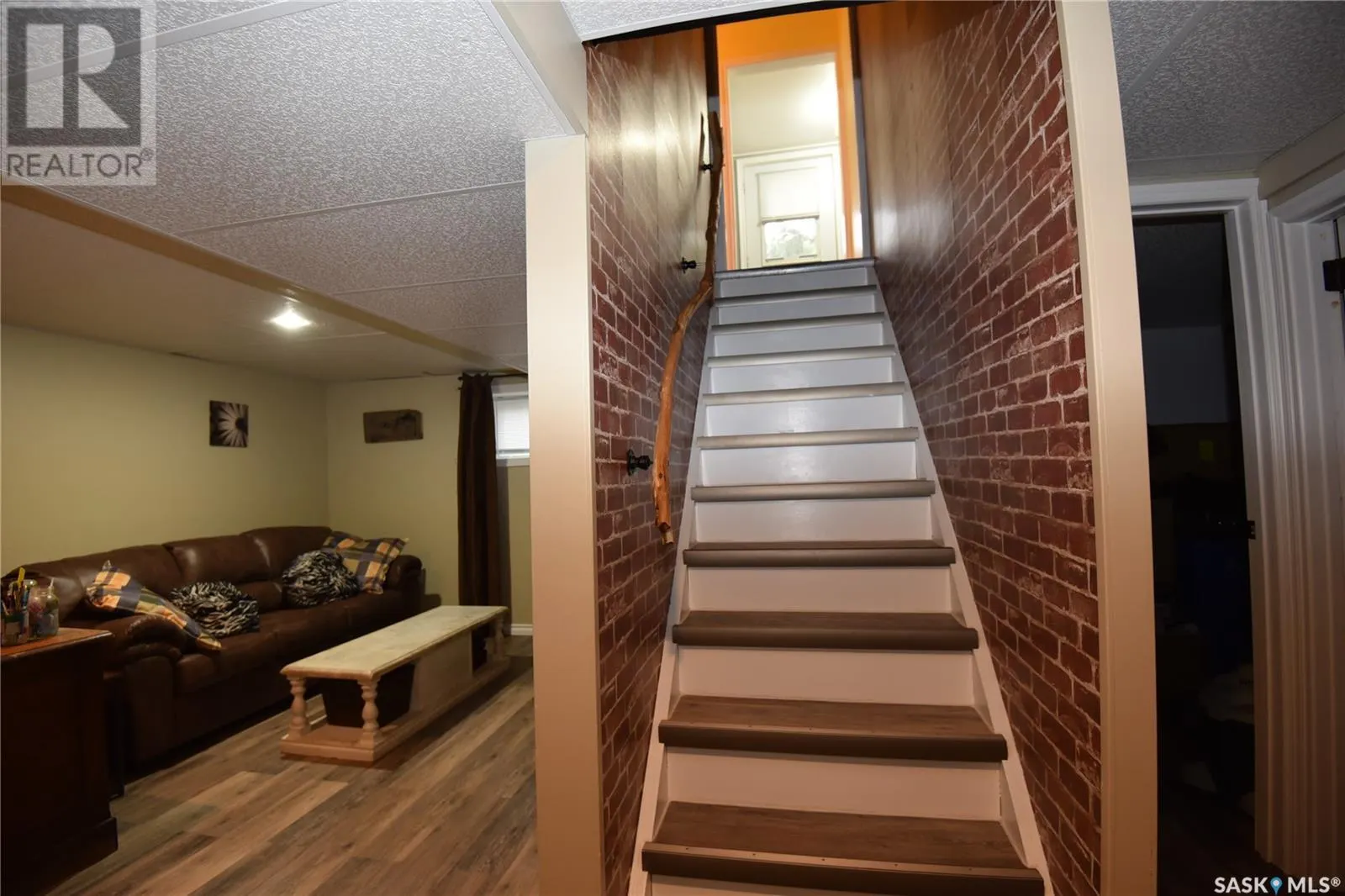 405 1st STREET W