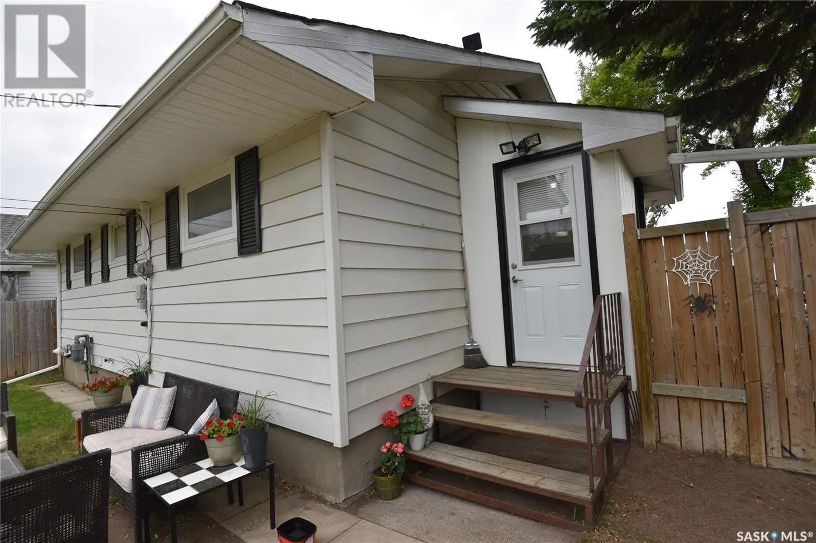 405 1st STREET W