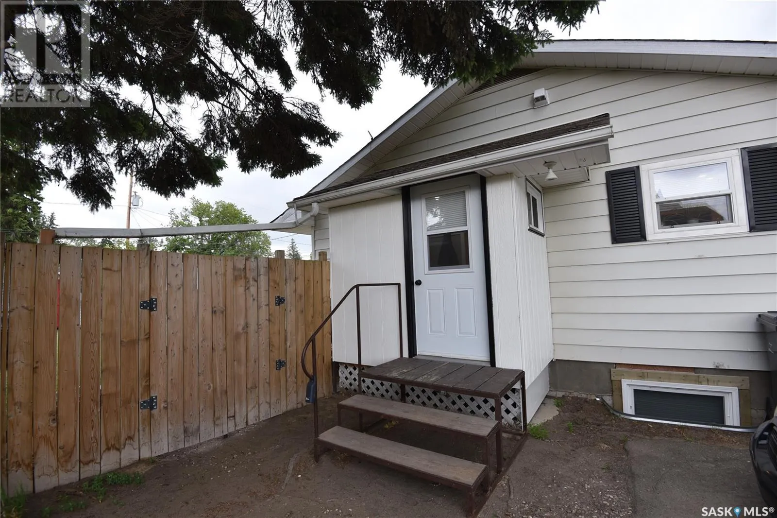 405 1st STREET W