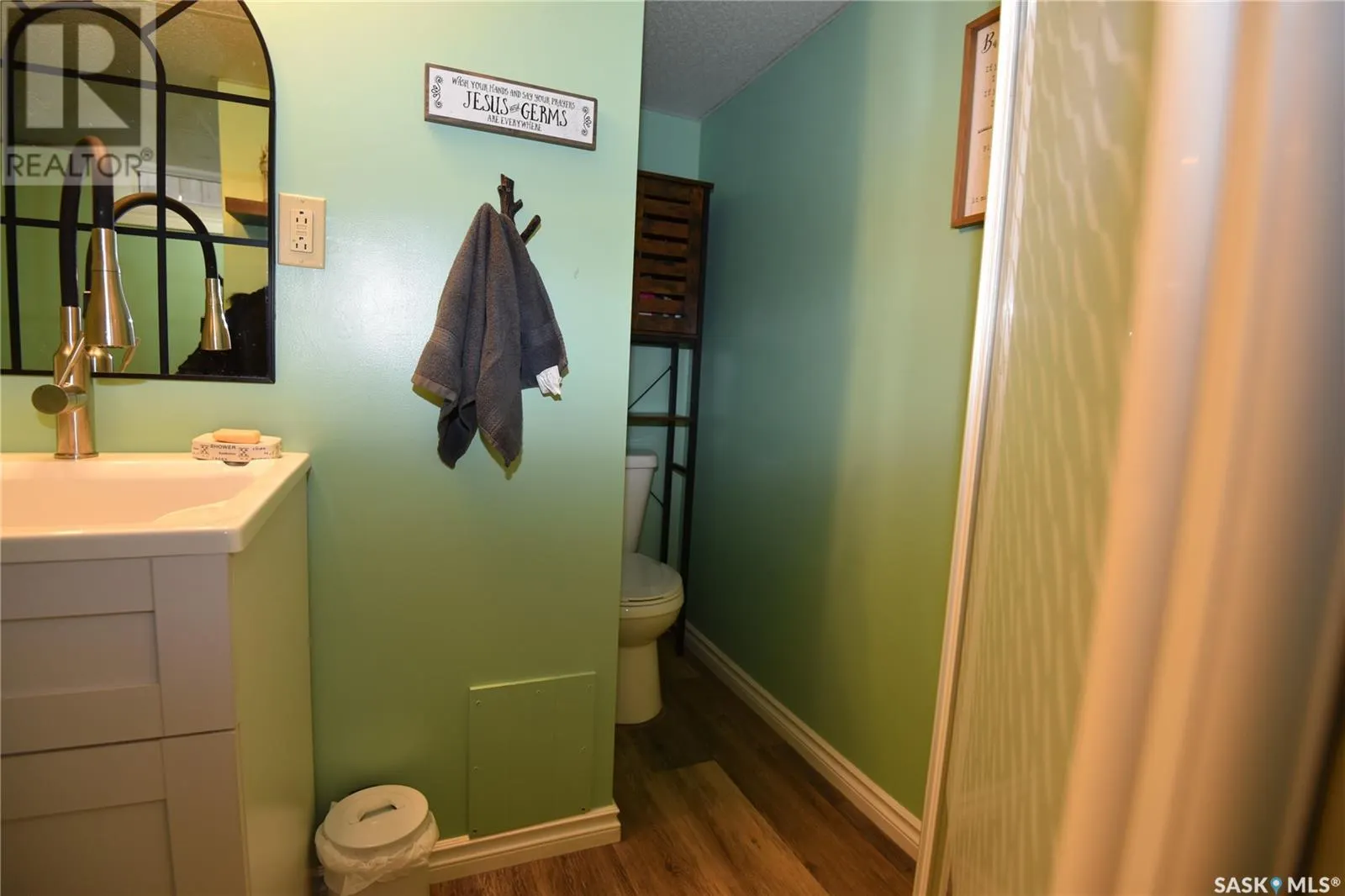 405 1st STREET W