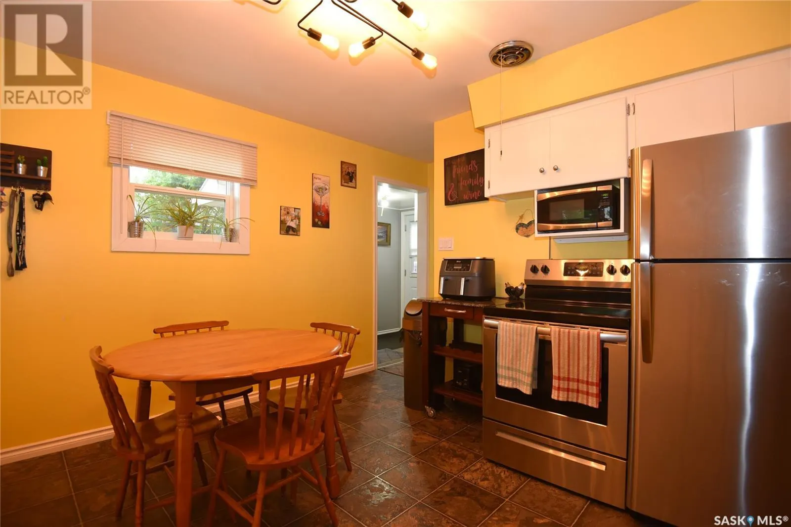 405 1st STREET W