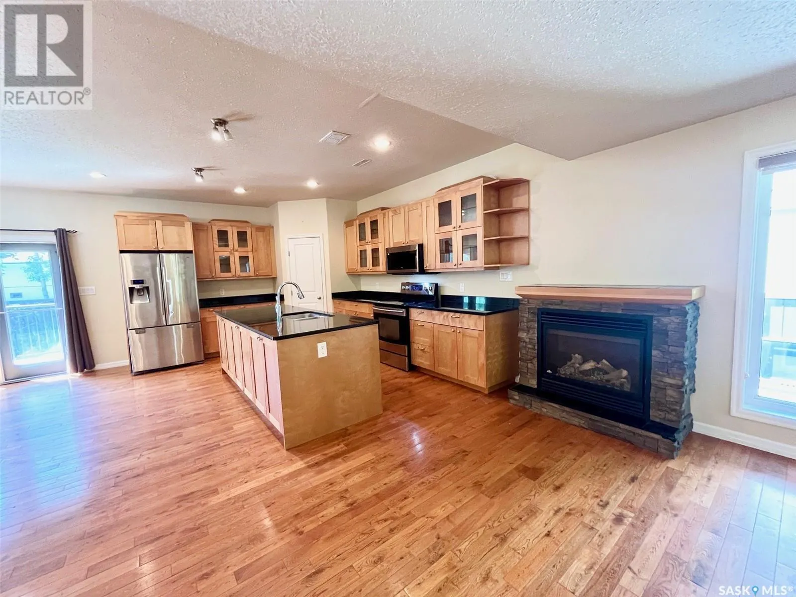 4 211 20th STREET W