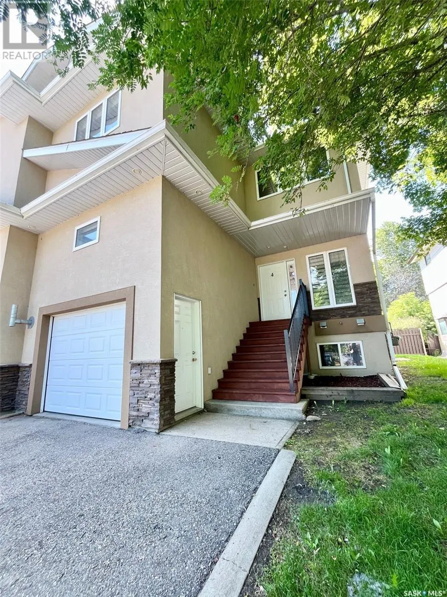 4 211 20th STREET W
